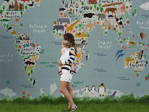 Carta da parati che rappresenta una mappa del mondo e degli animali che la abitano Colour me baby WPC_711 di Caos Creativo by Rossi&Co