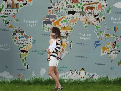Carta da parati che rappresenta una mappa del mondo e degli animali che la abitano Colour me baby WPC_711 di Caos Creativo by Rossi&Co