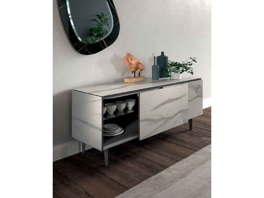 Madia moderna in marble glass Sahara Noir lucido con piedini in metallo Plana di Ozzio