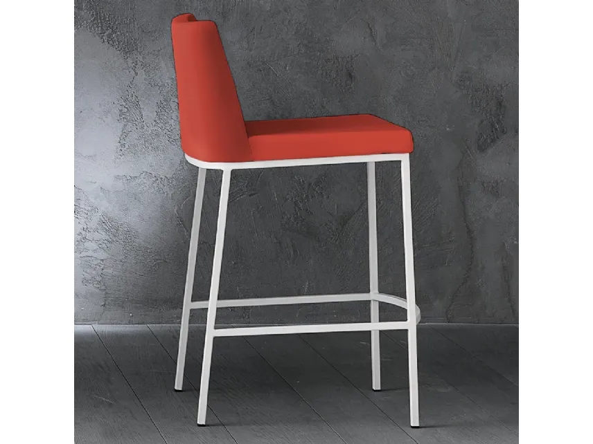 Sgabello Erik 65 in ecopelle con struttura in metallo cromato di La Seggiola