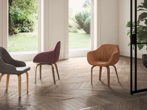 Sedia Atena in pelle con gambe in legno di Ozzio