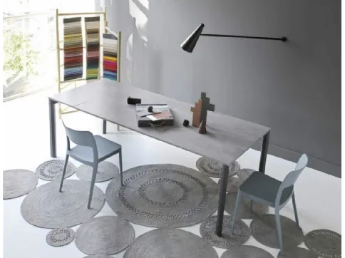 Tavolo allungabile Eu-Genio in nobilitato materico finitura Beton con gambe in alluminio verniciato opaco di Sedie Brianza