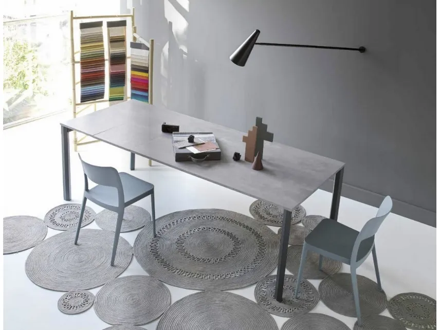 Tavolo allungabile Eu-Genio in nobilitato materico finitura Beton con gambe in alluminio verniciato opaco di Sedie Brianza
