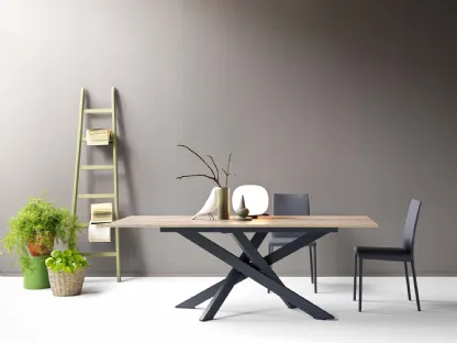 Tavolo Slim 2|0 in nobilitato materico finitura Rovere con base in alluminio di Sedie Brianza