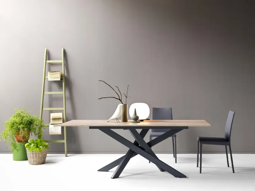 Tavolo Slim 2|0 in nobilitato materico finitura Rovere con base in alluminio di Sedie Brianza