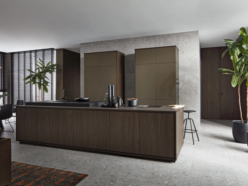 Cucina Design Neo Pure e Neo Leaf 02 in Noce Marone e Metal Bronze di Nolte